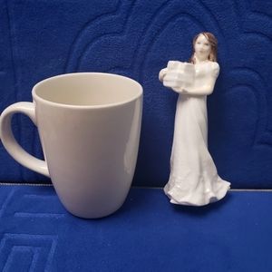 Royal Doulton Figurine "Christmas Parcels"